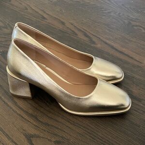 Alae gold block heel - size 8. - nwot
